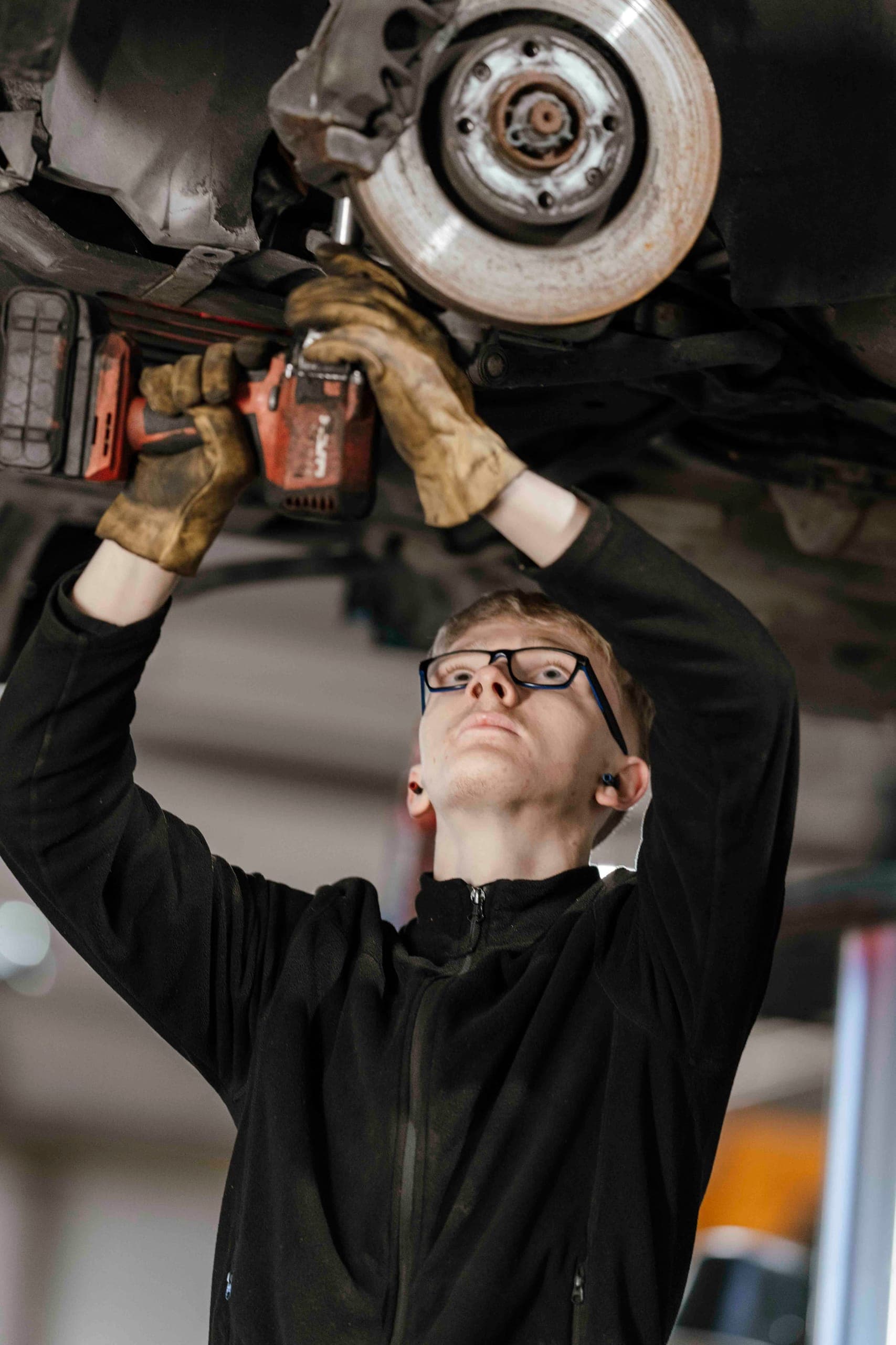 Atelier CAPNOR à Dunkerque - techniciens au travail sur un véhicule
