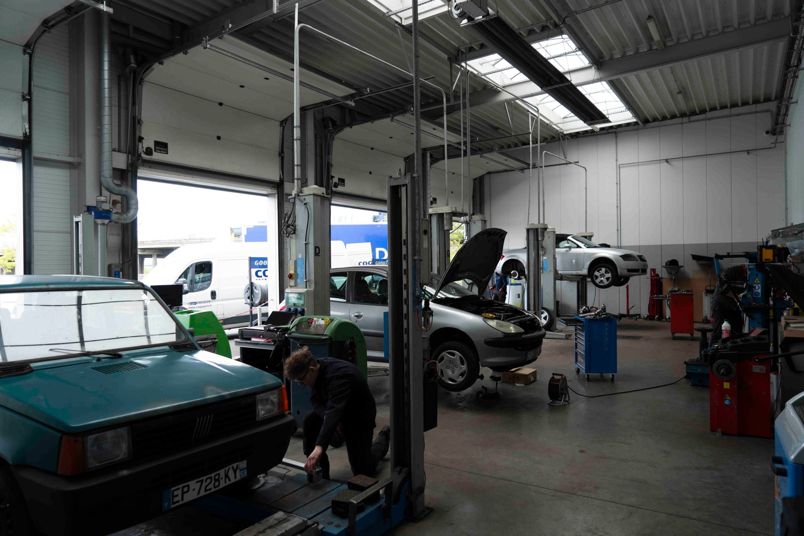 Atelier du garage CAPNOR à Dunkerque - baies de montage et de diagnostic
