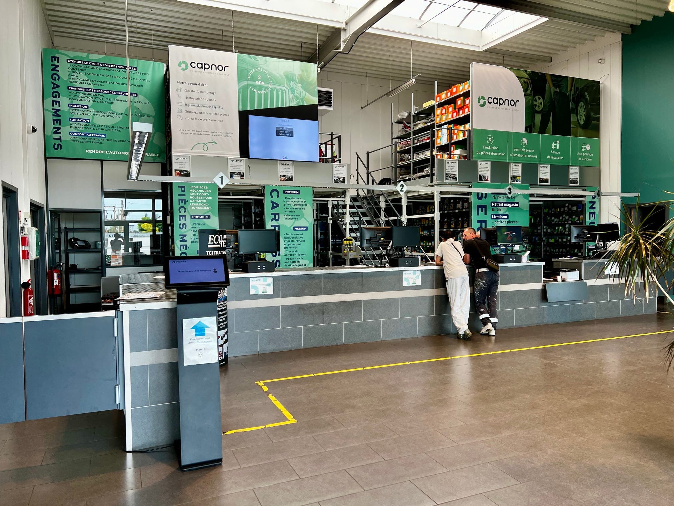 Comptoir du magasin CAPNOR à Dunkerque - accueil des clients au guichet pièces détachées