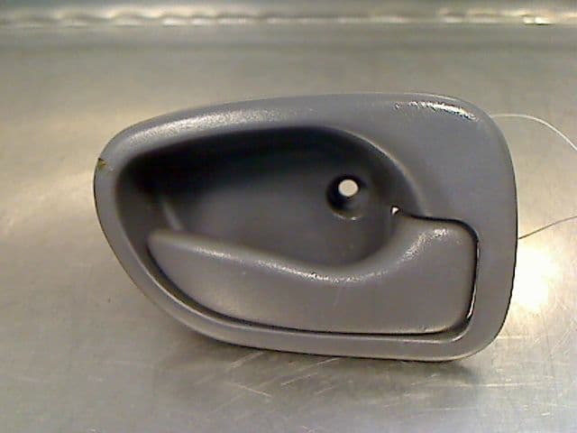 Poignee interieur porte arriere droit — HYUNDAI — ATOS — PHASE 1 — OE 527213018142 — occasion garantie 2 ans
