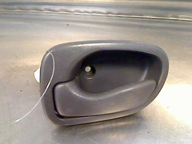 Poignee interieur porte arriere gauche — HYUNDAI — ATOS — PHASE 1 — OE 8261002010 — occasion garantie 2 ans