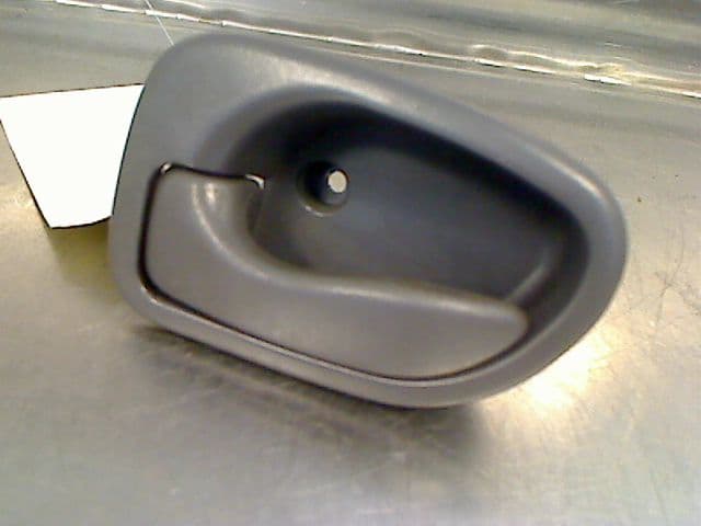Poignee interieur porte avant gauche — HYUNDAI — ATOS — PHASE 1 — OE 8261006000 — occasion garantie 2 ans