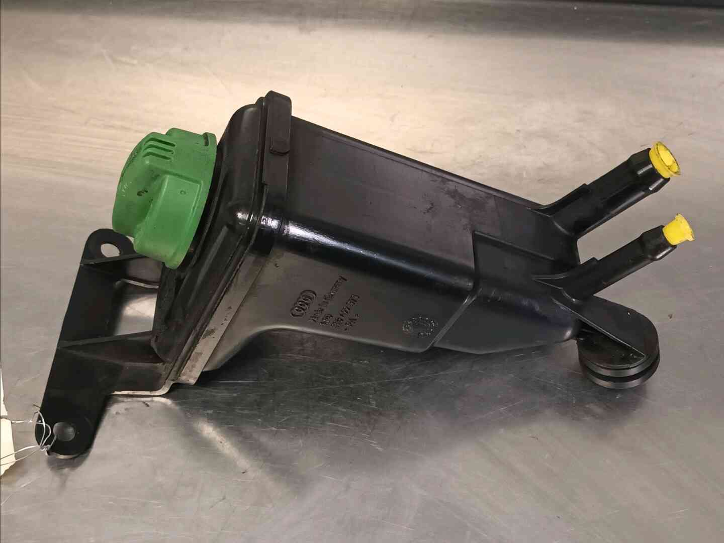Reservoir pompe direction — AUDI — A4 II — PHASE 1 AVANT — OE 8E0422371B — occasion garantie 2 ans