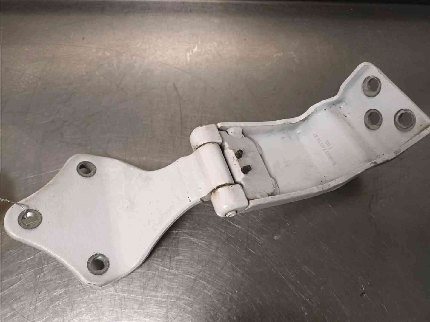 Charniere inferieure porte battante arriere droit — MERCEDES — VITO II — PHASE 1 — OE A6397401437 — occasion garantie 2 ans