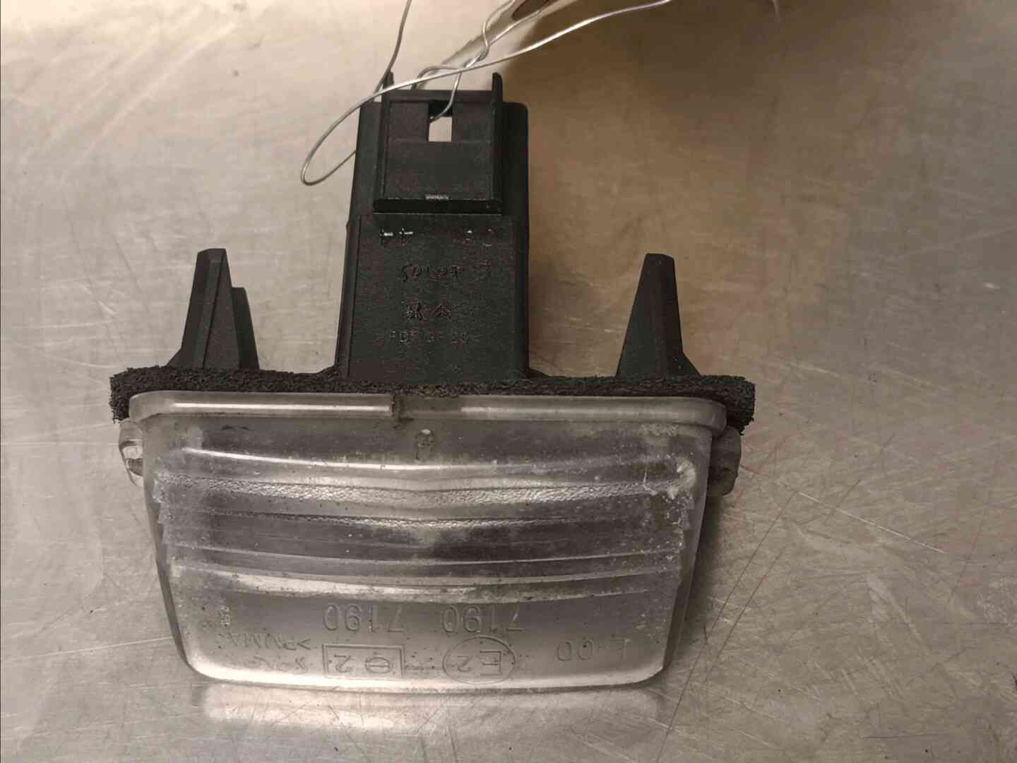 Eclaireur plaque arriere droit — PEUGEOT — 308 I — PHASE 1 SW — OE 6340A3 — occasion garantie 2 ans