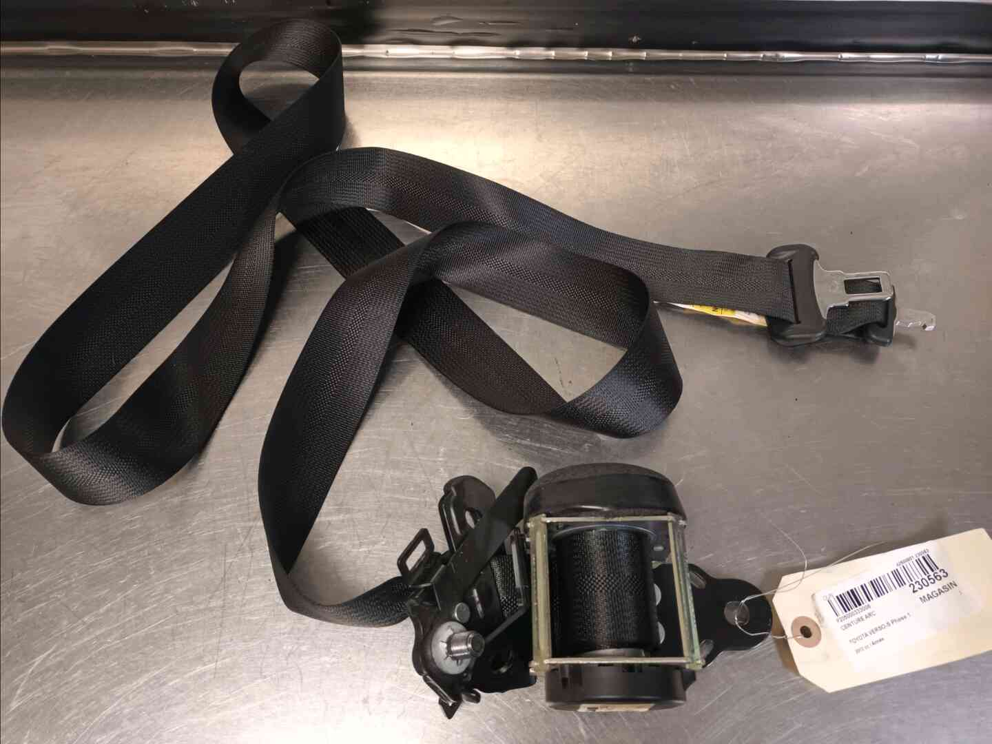 Ceinture arriere centrale — TOYOTA — VERSO-S — PHASE 1 — OE 7331052060C1 — occasion garantie 2 ans