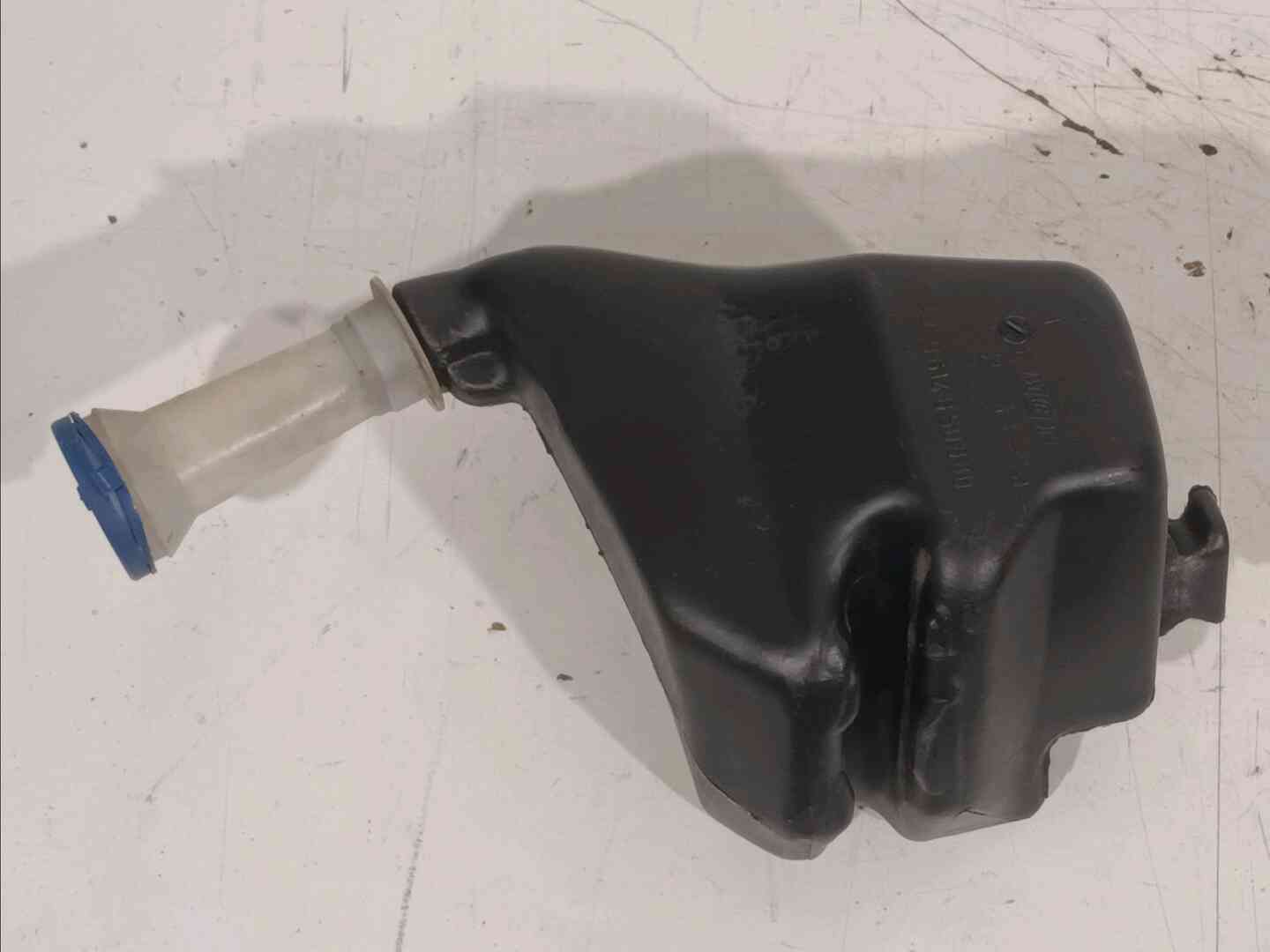 Reservoir lave-glace avant — PEUGEOT — 106 — PHASE 1 — OE 3110084EC0000 — occasion garantie 2 ans
