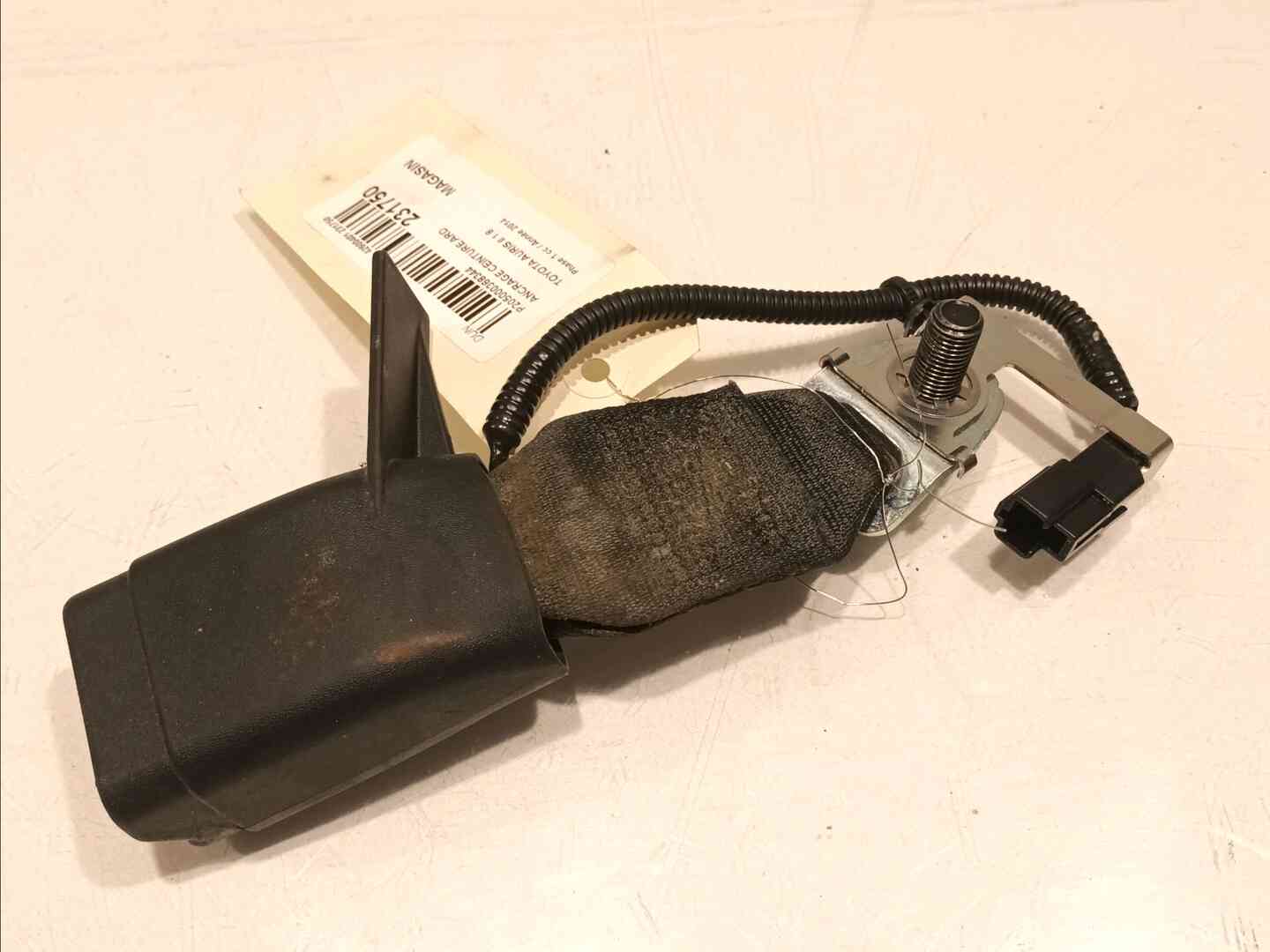 Ancrage ceinture arriere droit — TOYOTA — AURIS — PHASE 1 — OE 7338002090C0 — occasion garantie 2 ans