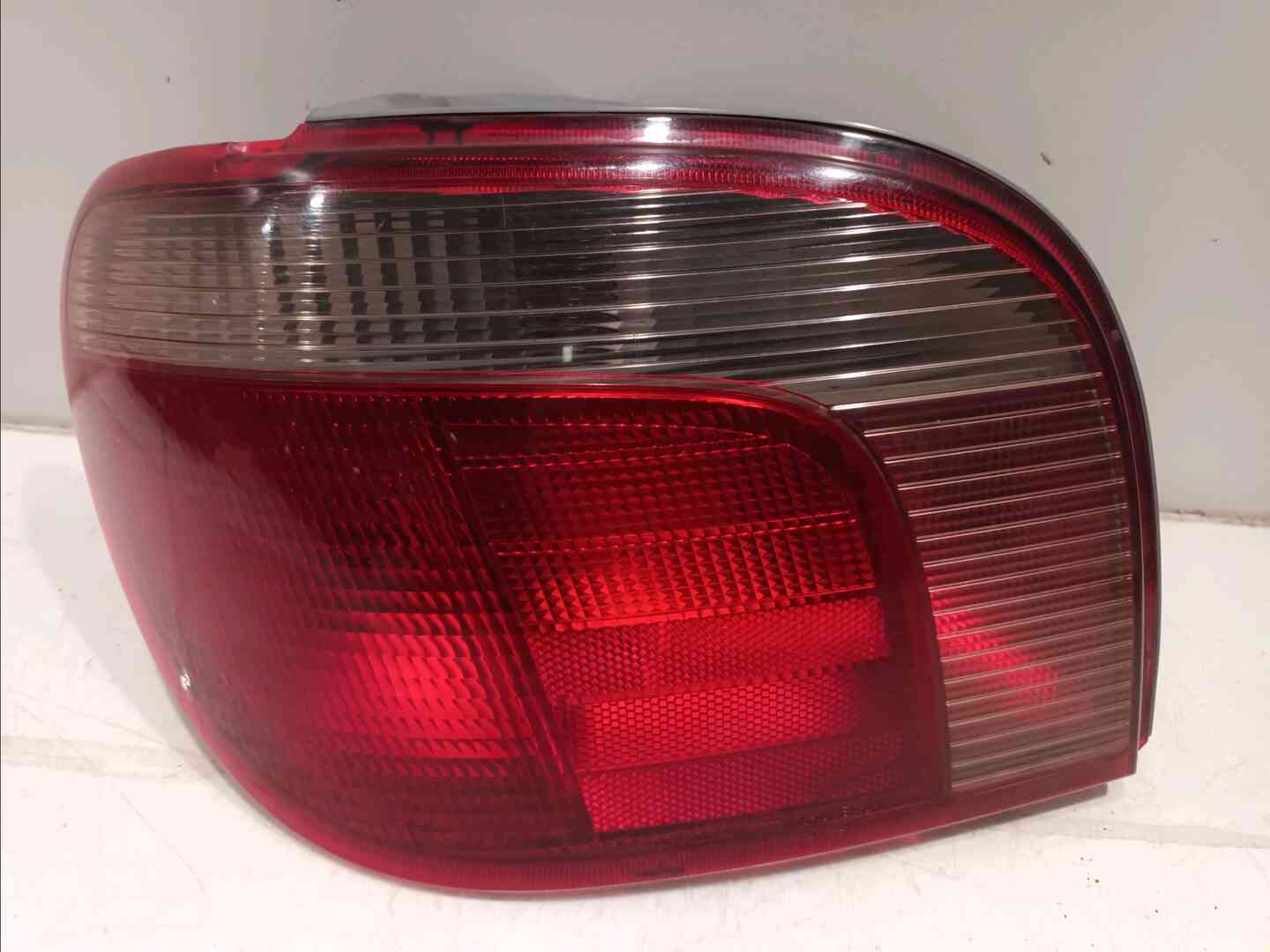 Feu arriere gauche — TOYOTA — YARIS I — PHASE 1 — OE 815600D010 — occasion garantie 2 ans