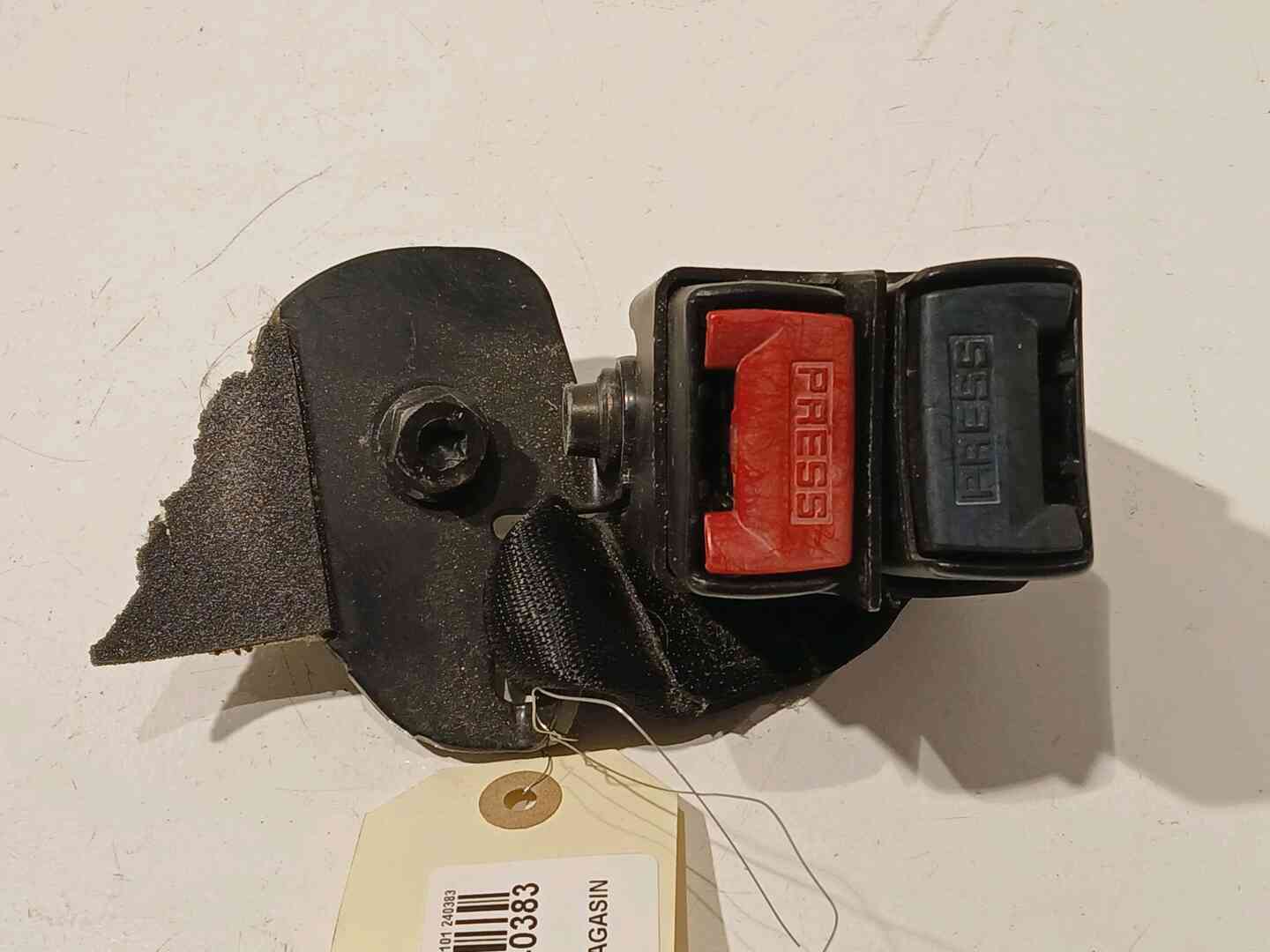 Ancrage ceinture arriere gauche — RENAULT — CLIO — PHASE 2 — OE 8200684049 — occasion garantie 2 ans