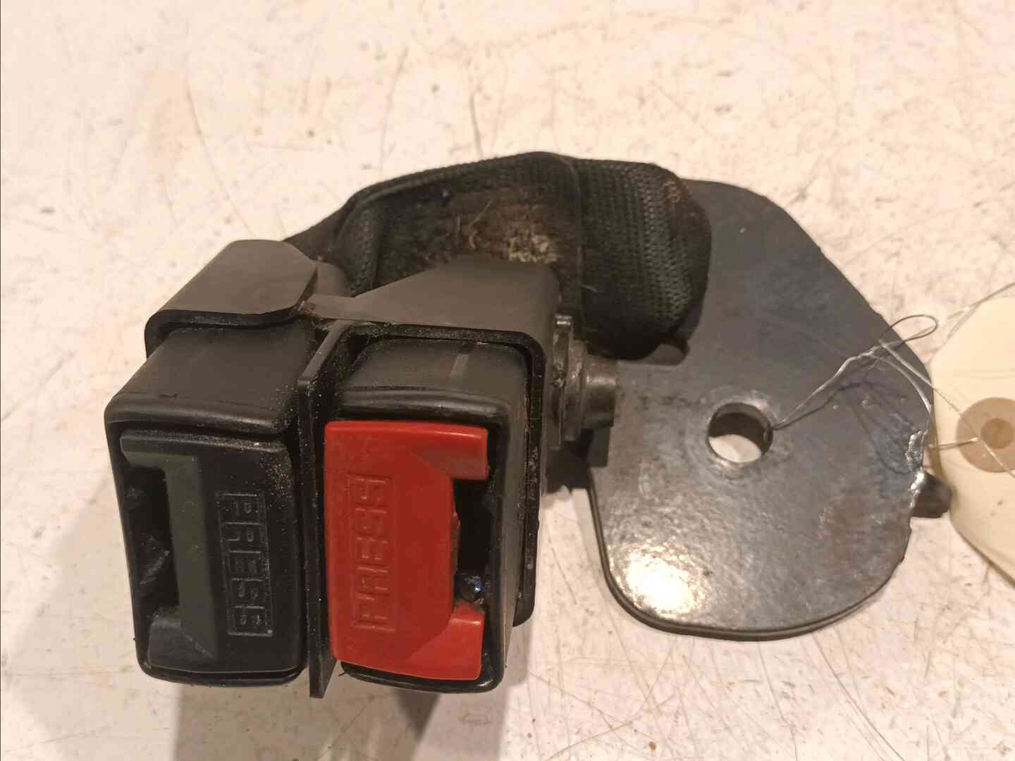 Ancrage ceinture arriere gauche — RENAULT — CLIO — PHASE 2 — OE 8200684049 — occasion garantie 2 ans