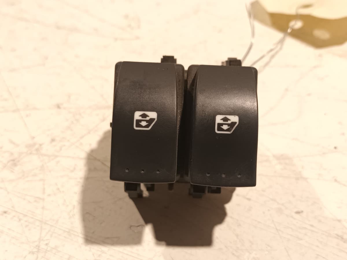 Commande leve-glace porte avant gauche — RENAULT — SCENIC — PHASE 1 — OE 8200315042 — occasion garantie 2 ans