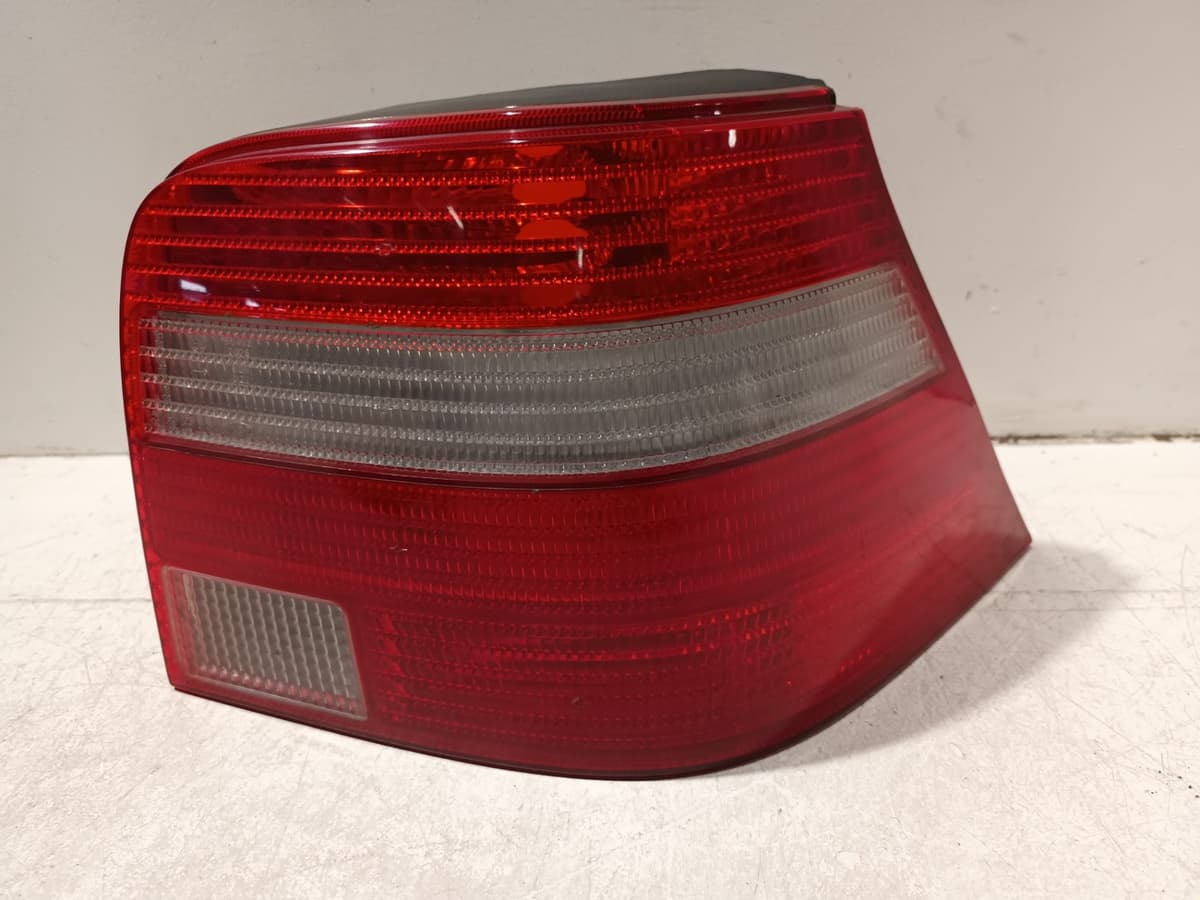 Feu arriere droit — VOLKSWAGEN — GOLF IV — OE 1J6945096BB — occasion garantie 2 ans