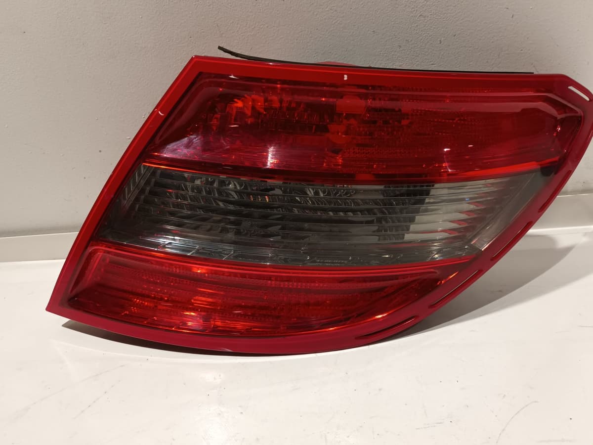 Feu arriere droit — MERCEDES — CLASSE C III — PHASE 1 — OE 2049068402 — occasion garantie 2 ans