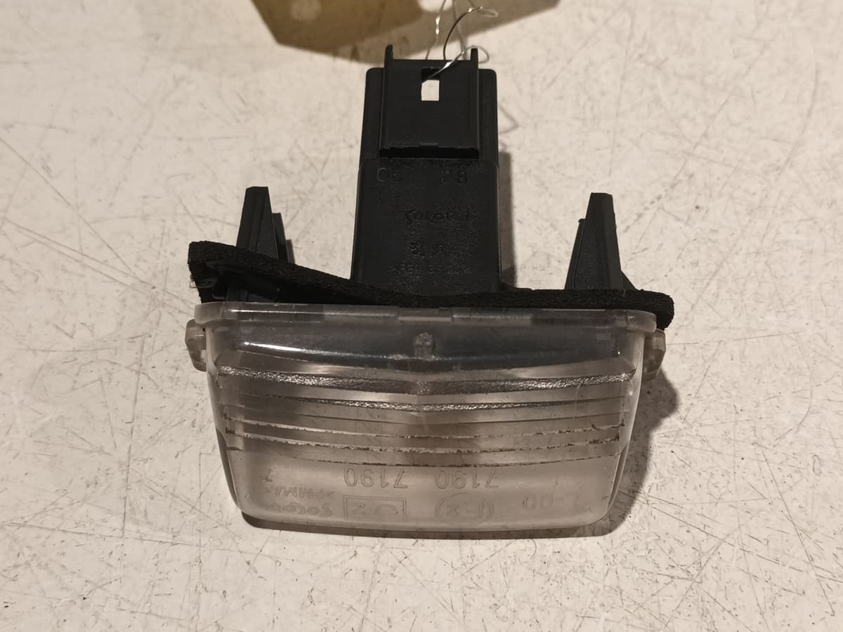 Eclaireur plaque arriere gauche — CITROEN — XSARA PICASSO — PHASE 2 — OE 6340A3 — occasion garantie 2 ans